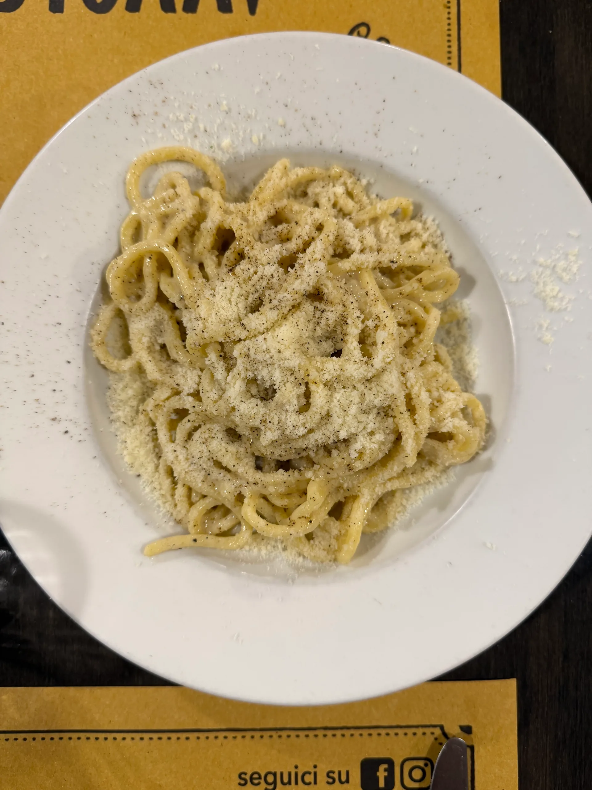 Cacio e Pepe pasta - Trattoria L'avvolgibile