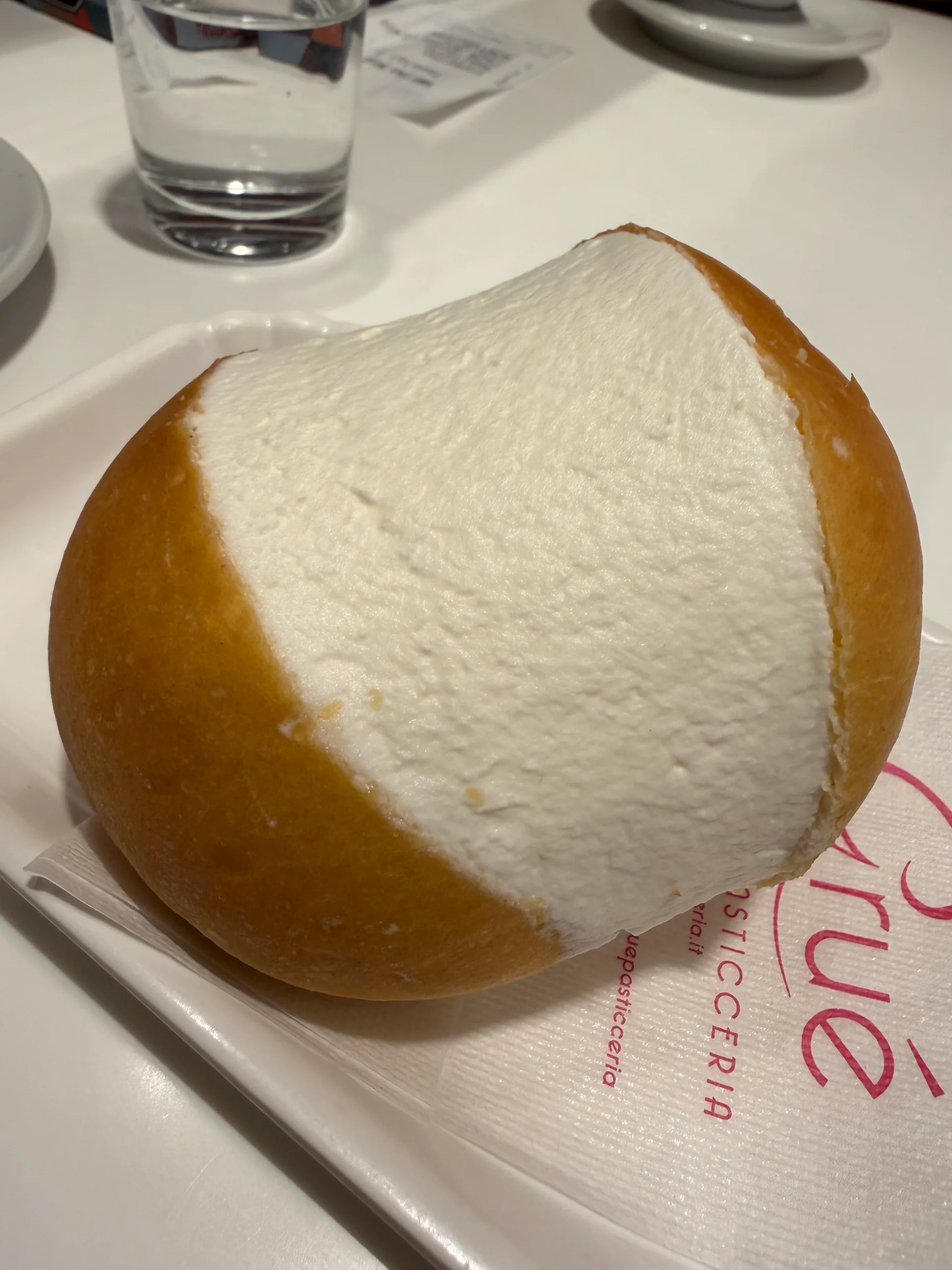 Maritozzo with whipped cream da Pasticceria Gruè Maritozzo with whipped cream - Pasticceria Gruè