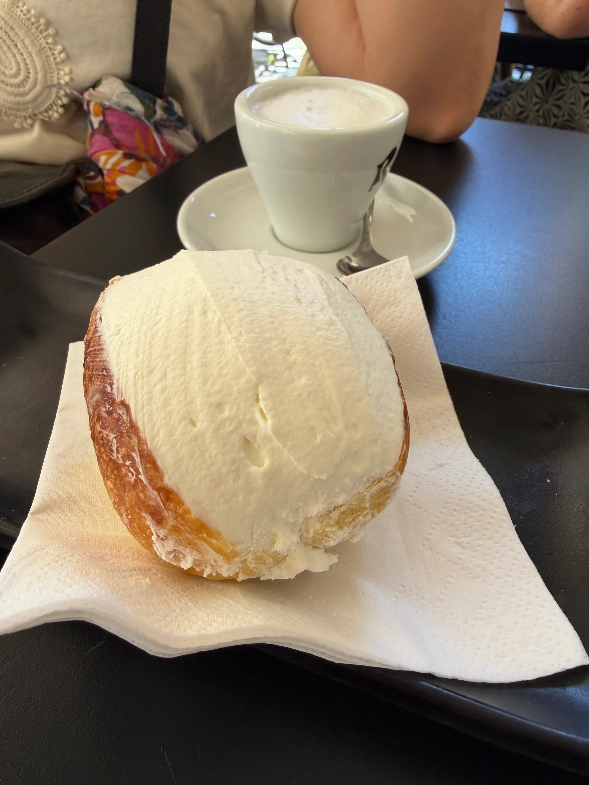 Maritozzo con la panna di Roscioli Caffè di Roma