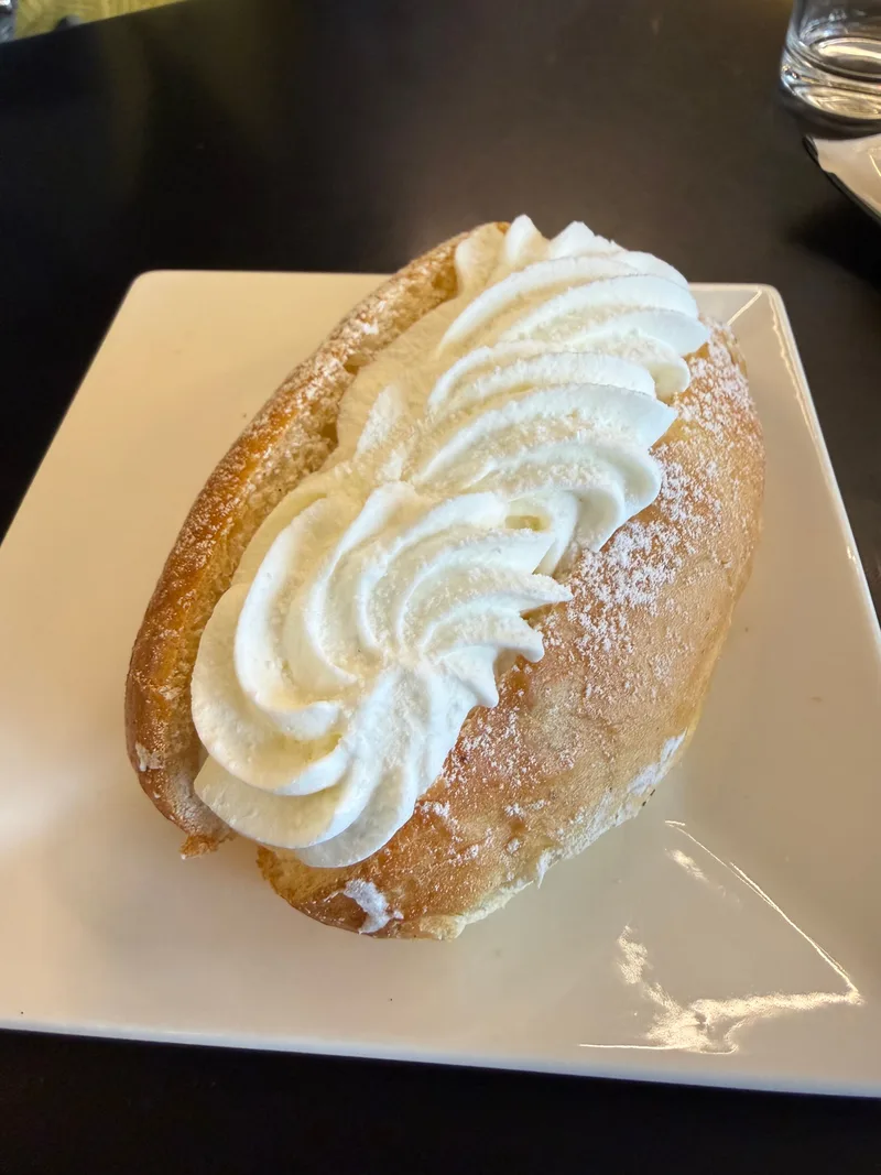 Maritozzo with whipped cream - Pasticceria Walter Musco