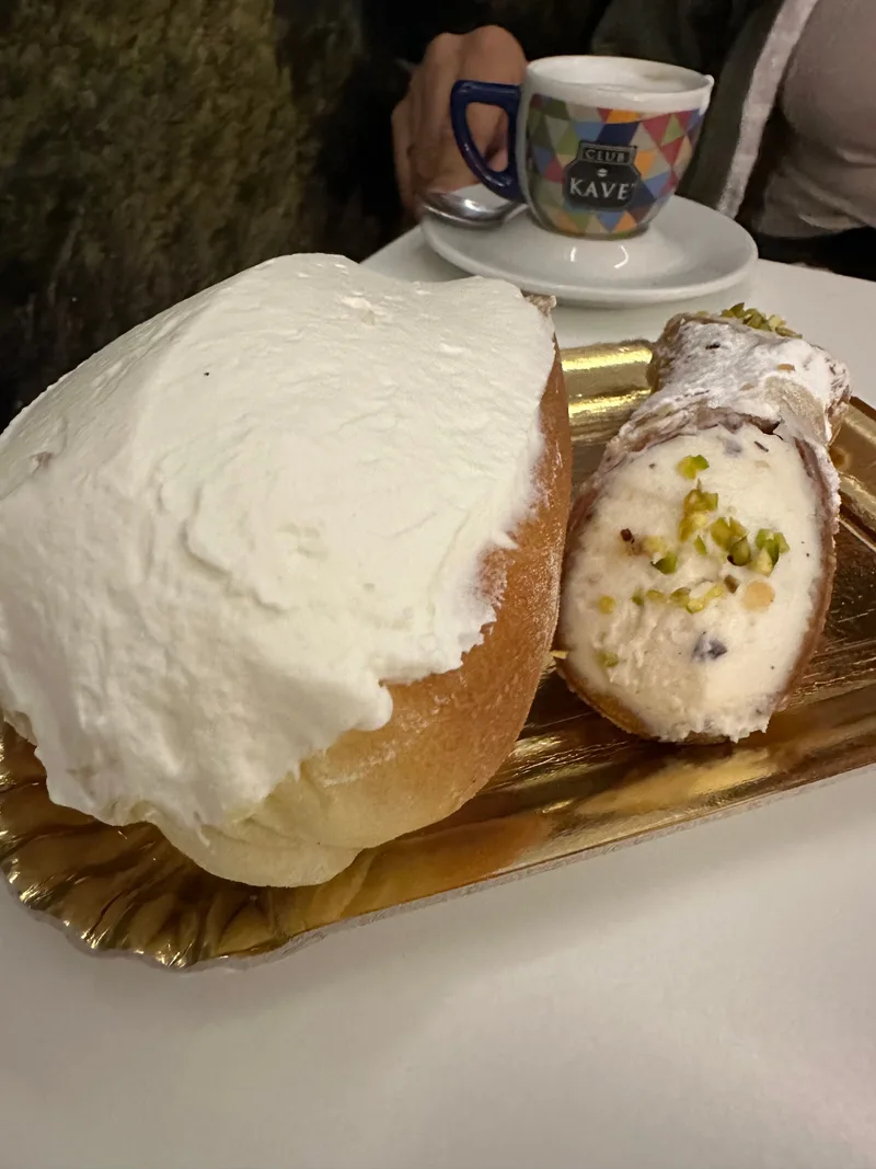 Maritozzo with whipped cream - Pasticceria Regoli
